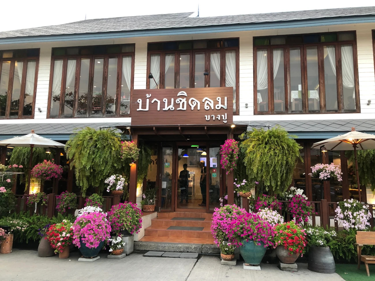 オリジナル商品販売事業・アフロディーテケストスでのビズトリップで訪れたバンコクのレストラン「Baan Chidlom Bangpu」の画像