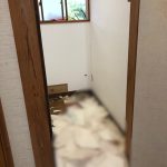 古い建屋のトイレ改装工事です。　壁紙を一新！