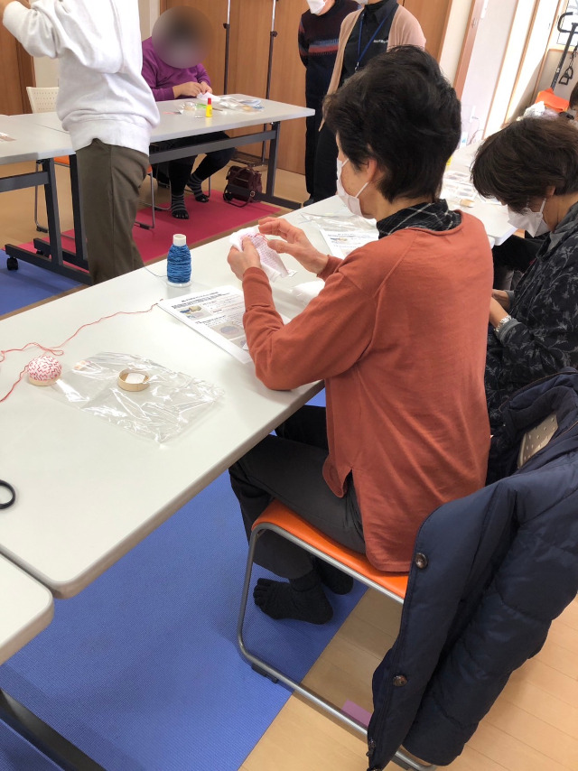 「刺し子体験会」集中・没頭されて作品を作っています。　皆様、流石！見事に上手な作品を作って居られます。