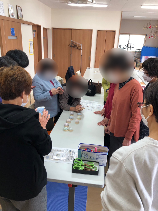 「刺し子体験会」、完成した作品を並べてみます・・・　良かった点、難しかった点など、皆で感想を出しました。